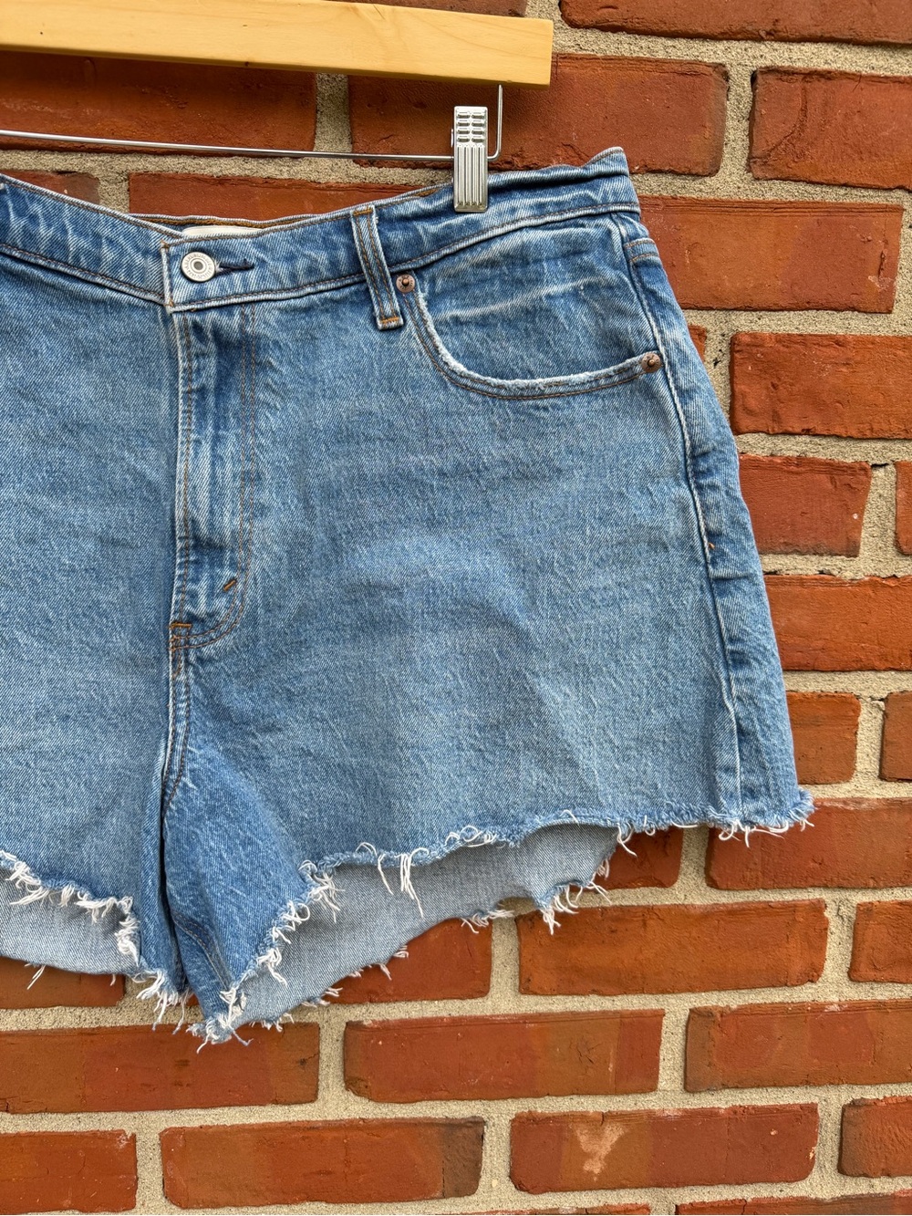Abercrombie & Fitch Curve Love 90’s High Rise Cutoff Jean Shorts - Picture 2 of 4